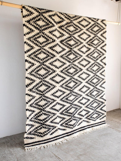 Traditional Carpathian Wool Lizhnyk – “Spectacled” Pattern